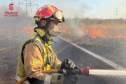 Un bombero en las labores de extinción en la VAll d'Uixó (Castellón)

REMITIDA / HANDOUT por CONSORCIO BOMBERIS DIPUTACIÓN CASTELLÓN
Fotografía remitida a medios de comunicación exclusivamente para ilustrar la noticia a la que hace referencia la imagen, y citando la procedencia de la imagen en la firma
26/7/2026