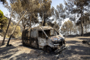 Furgoneta calcinada en el incendio del Vall d'Uixo, en Castellón