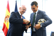 El presidente del Gobierno, Pedro Sánchez, y el presidente de la FIFA, Gianni Infantino