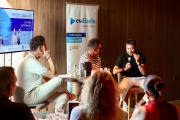 Edu Torres y Pablo Montoro en la jornada "El futuro se cocina hoy: gastronomía, territorio y talento que inspiran", organizada por ESdiario y moderada por el delegado del diario en Alicante, Miki López, en el restaurante Béton Brut.