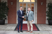 (Foto de ARCHIVO)
El presidente del Gobierno, Pedro Sánchez, recibe al presidente de Esquerra Republicana de Catalunya (ERC), Oriol Junqueras, en el Palacio de la Moncloa (Archivo)