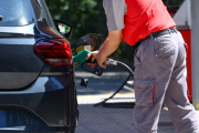Una persona reposta gasolina en un coche, todo un lujo