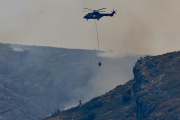Un helicóptero durante las labores de extinción de un incendio forestal, a 8 de agosto de 2026, en Tírig, Castellón, Comunidad Valenciana (España).