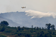 Un avión durante las labores de extinción de un incendio forestal, a 8 de agosto de 2026, en Tírig, Castellón, Comunidad Valenciana (España).