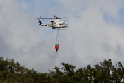 Un helicóptero trabaja en las labores de extinción en el incendio forestal de Tírig (Castellón)