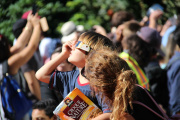 (Foto de ARCHIVO) Personas con gafas de eclipse