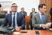 El presidente de la Junta de Andalucía, Juanma Moreno, junto a Manuel Gavira