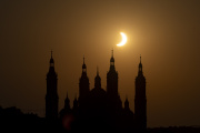 El eclipse sobre la Catedral de Nuestra Señora del Pilar, en Zaragoza
