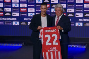 Alejandro Grimaldo, con Enrique Cerezo durante su presentación con el Atlético