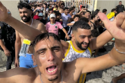 Vista de la entrada ilegal a nado en Ceuta de migrantes marroquíes y argelinos.