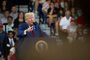 El presidente Donald Trump saluda a la multitud en un mitin en la escuela secundaria Wheeler, al norte de Atlanta.