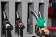 (Foto de ARCHIVO)
Una persona reposta en una gasolinera.