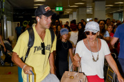 Oscar Casas en su llegada a Madrid tras las vacaciones.