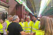 El ministro de Hacienda, Arcadi España, junto al alcalde de Alicante, Luis Barcala, en su visita a Mercalicante.