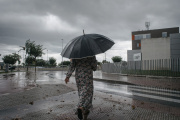 Una mujer camina bajo la lluvia, en imagen de archivo.