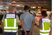 Momento de la detención del fugitivo en el aeropuerto de Alicante-Elche.
