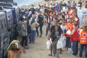 Miembros de la Cruz Roja atienden a varios inmigrantes, en la playa del Trampolín, a 20 de agosto de 2026, en Ceuta