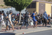 La Policía Nacional pone orden en las colas de migrantes, a 24 de agosto de 2026, en Ceuta