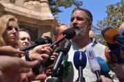 (Foto de ARCHIVO)
El presidente de VOX, Santiago Abascal, atiende a los medios, en la plaza de África a 2 de agosto de 2026 en Ceuta