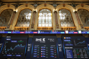 Pantalla con datos del Ibex, en el Palacio de la Bolsa de Madrid.