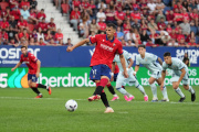 PAMPLONA, SPAIN - AUGUST 31: Ante Budimir of Osasuna scores his team’s first goal from the penalty spot during the LaLiga EA Sports 2026/27 match between CA Osasuna and Getafe CF at Estadio El Sadar on August 31, 2026 in Pamplona, Spain. (Photo by Juan Manuel Serrano Arce/Getty Images)