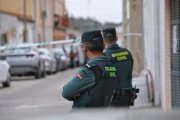 (Foto de ARCHIVO)
Varios agentes de la Guardia Civil en el lugar del suceso, a 23 de abril de 2026, en Seseña, Toledo, Castilla-La Mancha (España). La Guardia Civil investiga en estos momentos el hallazgo en un domicilio del cuerpo de una mujer con heridas de arma blanca, que ha aparecido junto a otro cuerpo de un hombre, ahorcado en la localidad de Seseña. Agentes de la Policía Judicial se encuentran en estos momentos en el lugar del hallazgo, han confirmado a Europa Press fuentes de la investigación.

Juanma Jiménez / Europa Press
23 ABRIL 2026;SESEÑA;CRIMEN MACHISTA;CRIMEN;MACHISMO;ASESINATO;GUARDIA CIVIL;
23/4/2026