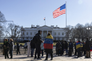 Partidarios de la líder opositora venezolana María Corina Machado se reúnen frente a la Casa Blanca.