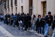 Colas de inmigrantes para acceder al proceso de regularización en Valencia