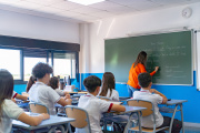 Profesora explica la lección a sus alumnos