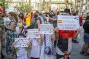 Un grupo de personas se manifiestan ante la situación migratoria en Ceuta