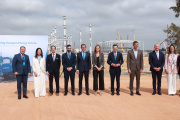 El presidente del Gobierno, Pedro Sánchez (3d), junto al presidente de la Junta de Andalucía, Juanma Moreno (4d), el consejero de Universidades, Industria, Energía e Innovación, Jorge Paradela (5i), y el Consejero delegado de Moeve, Maarten Wetselaar (2d), durante el acto de presentación del proyecto del Valle Andaluz del Hidrógeno Verde de Moeve.