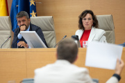 El expresident de la Generalitat Valenciana, Carlos Mazón, junto a la presidenta de la comisión, la diputada valenciana del PSOE y exalcaldesa de Quart de Poblet, Carmen Martínez.