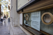 Carteles en la taquilla anuncian el cierre del Teatro Principal, a 24 de septiembre de 2026, Valencia, Comunidad Valenciana (España).