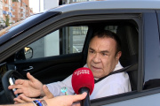 Juan Luis Galiacho hablando con la prensa.