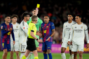 BARCELONA, SPAIN - MAY 10: Referee Alejandro Hernandez Hernandez shows a yellow card to Raphinha of FC Barcelona during the LaLiga EA Sports match between FC Barcelona and Real Madrid CF at Spotify Camp Nou on May 10, 2026 in Barcelona, Spain. (Photo by Alex Caparros/Getty Images)