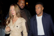 Mbappé y Ester Expósito cazados en París durante la recuperación del delantero francés.