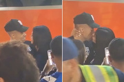 Mariano Díaz besa a una fan en Dominicana