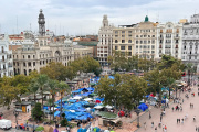 Acampada por la vivienda en la plaza del Ayuntamiento de Valencia