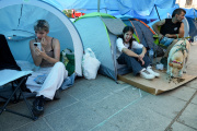 (Foto de ARCHIVO) Personas acampadas en la plaza del Ayuntamiento de Valencia