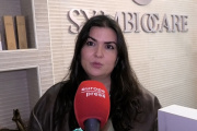 Rocío Muñoz hablando con la prensa en su clínica