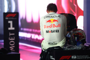 Verstappen ganó en Singapur ante la desesperación de Alonso y Sainz