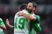 Isco y Parrott se abrazan en el partido ante el Lille