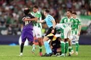 SEVILLE, SPAIN - OCTOBER 17: Facundo Bernal of Real Betis Balompie clashes with Lamine Yamal of FC Barcelona before receiving a red card during the LaLiga EA Sports 2026/27 match between Real Betis Balompie and FC Barcelona at Estadio La Cartuja on October 17, 2026 in Seville, Spain. (Photo by Fran Santiago/Getty Images)