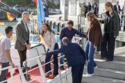 Los Reyes, Leonor y Sofia durante la visita a la Cofradía de Pescadores Santa Ana (Llanes).