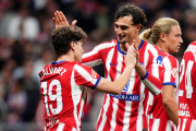 Julián Álvarez celebra con Marc Pubill el 1-0 ante el Deportivo