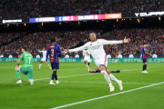 Mbappé celebra por todo lo alto el 1-2 del Real Madrid ante el Barça