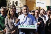 El presidente de Vox, Santiago Abascal, durante un acto en Plasencia en la Puerta del Sol, a 27 de octubre de 2026, en Plasencia, Cáceres, Extremadura (España). Abascal visita Plasencia para ofrecer un acto político y atender a los medios de comunicación junto a la estatua de Alfonso VIII. El líder de Vox se encuentra en plena precampaña electoral y, tras este encuentro, continuará su jornada en Zamora.

Carlos Criado / Europa Press
27/10/2026
