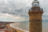 Desde las alturas, el faro de Chipiona domina la línea de costa junto a la playa de Regla, mostrando su integración total en la vida urbana del pueblo.