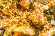 Paella casera de pollo y verduras, un icono de la gastronomía española que inspira a chefs y aficionados en todo el país.