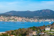 La Ría de Aldán, un enclave natural de aguas tranquilas que cada verano atrae al yate de Amancio Ortega.